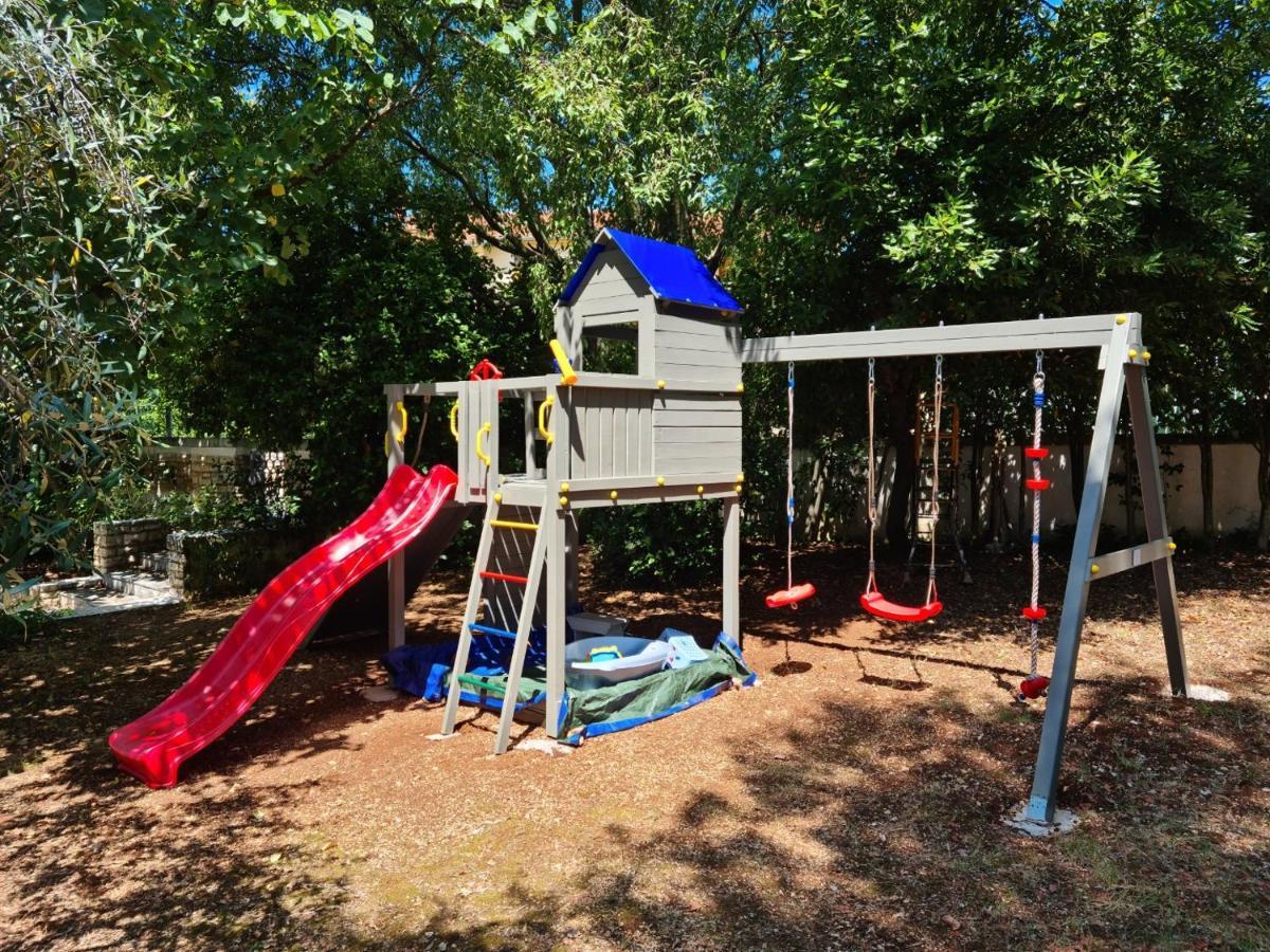 Villa Rosa With Yard And Children'S Playground Tar-Vabriga Exteriör bild