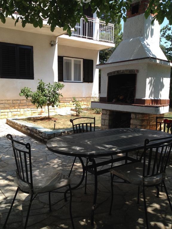 Villa Rosa With Yard And Children'S Playground Tar-Vabriga Rum bild