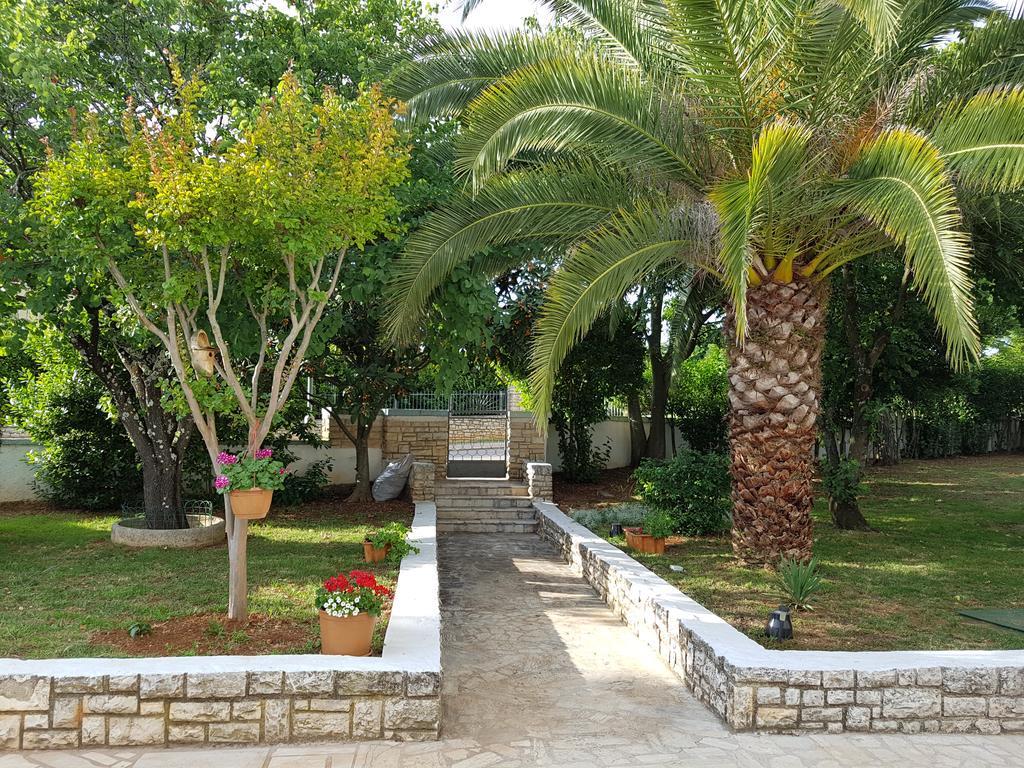 Villa Rosa With Yard And Children'S Playground Tar-Vabriga Exteriör bild