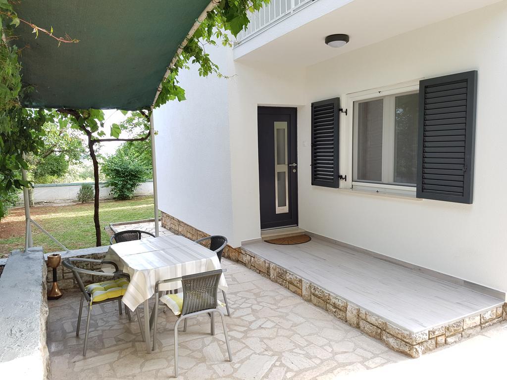 Villa Rosa With Yard And Children'S Playground Tar-Vabriga Exteriör bild