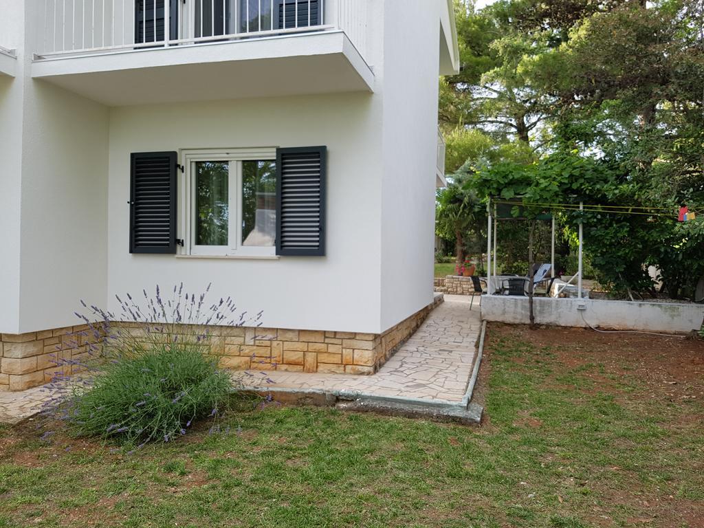 Villa Rosa With Yard And Children'S Playground Tar-Vabriga Exteriör bild