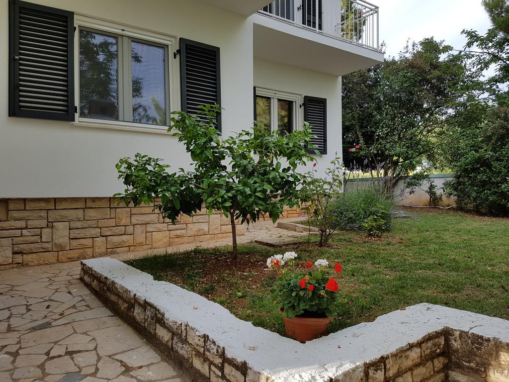 Villa Rosa With Yard And Children'S Playground Tar-Vabriga Exteriör bild