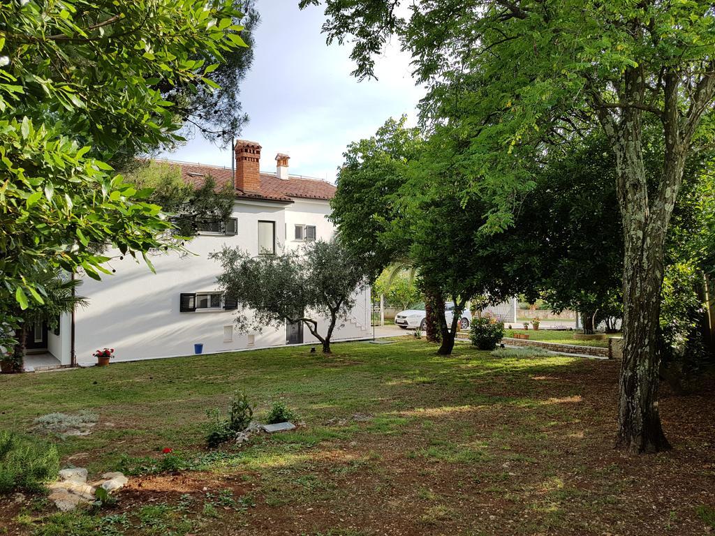 Villa Rosa With Yard And Children'S Playground Tar-Vabriga Exteriör bild