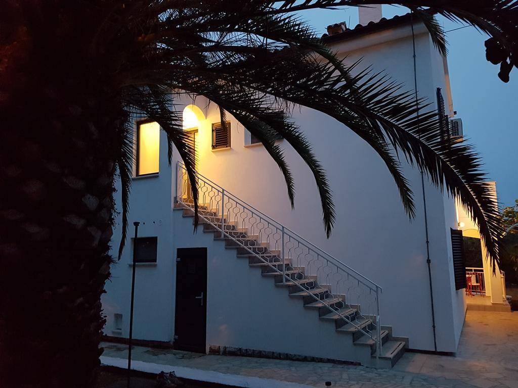 Villa Rosa With Yard And Children'S Playground Tar-Vabriga Exteriör bild