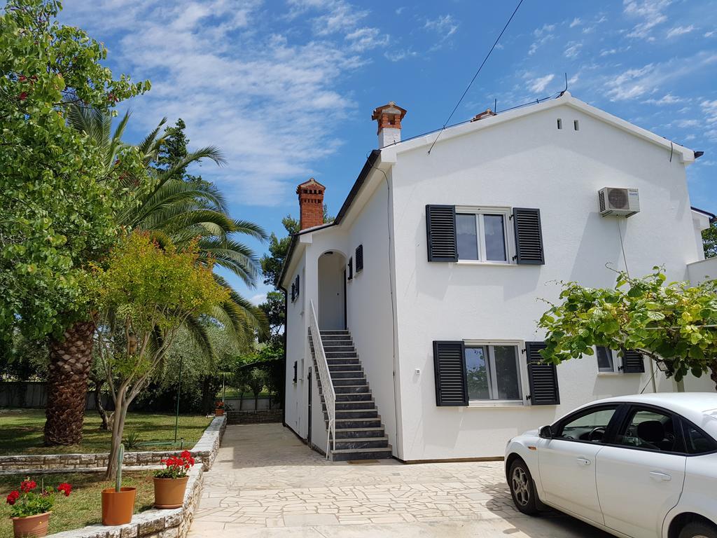 Villa Rosa With Yard And Children'S Playground Tar-Vabriga Exteriör bild
